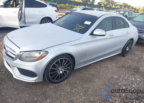 2015 Mercedes-Benz C 300 Sport 4Matic z USA, uszkodzony, nr VIN 55SWF4KB2FU018328